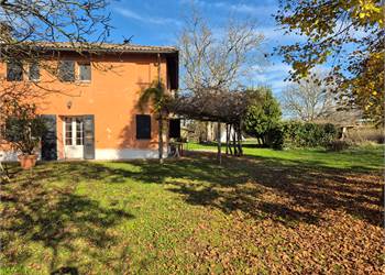 11-1045 Porzione di casa con giardino non recintato.